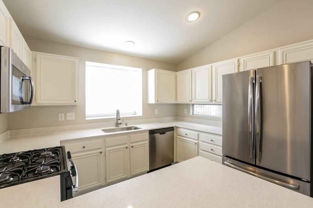 541 Vantage Ave - Photo 6 of 16