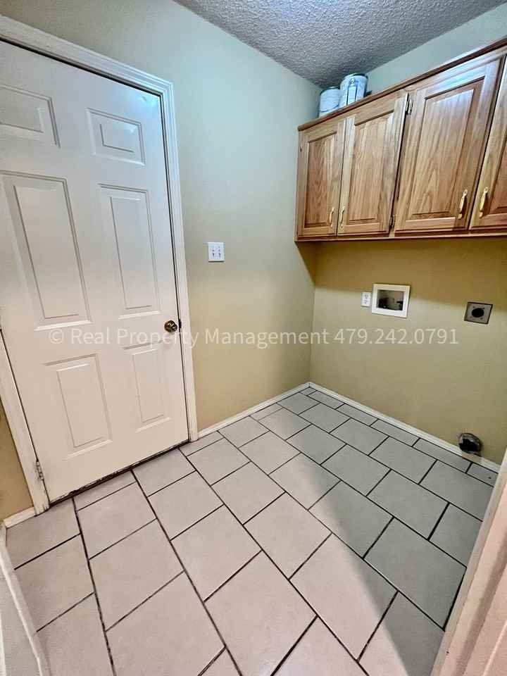 207 H St - Photo 3 of 16