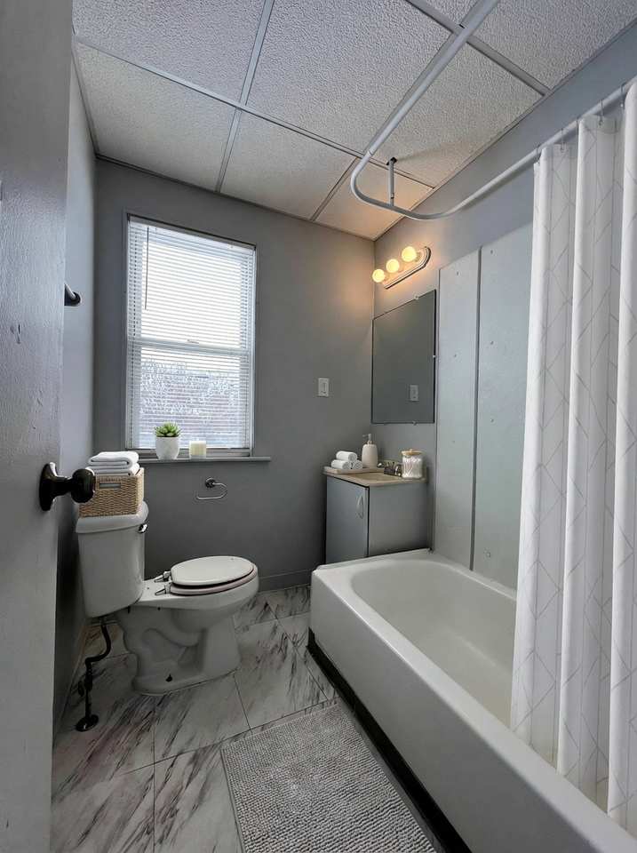 138 E Henry St #1 - Photo 7 of 10