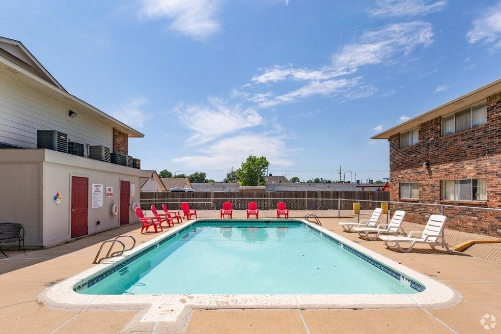 Hollywood Apartments - Photo 7 of 18