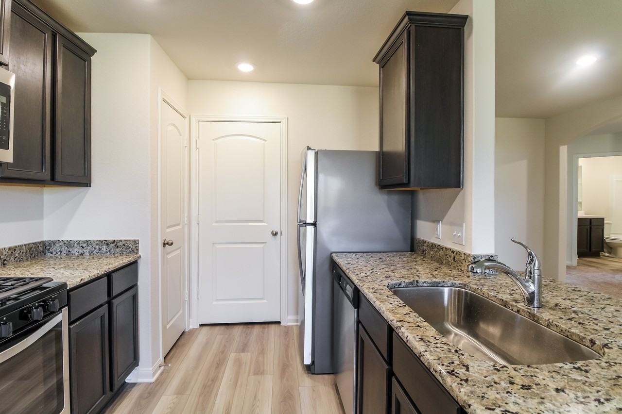 26717 Frost Dr - Photo 7 of 31