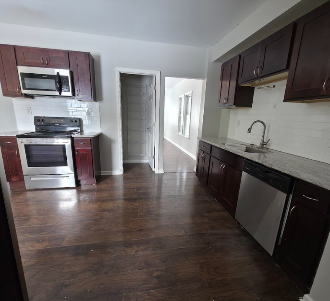 1625 Lakewood Ave - Photo 2 of 16