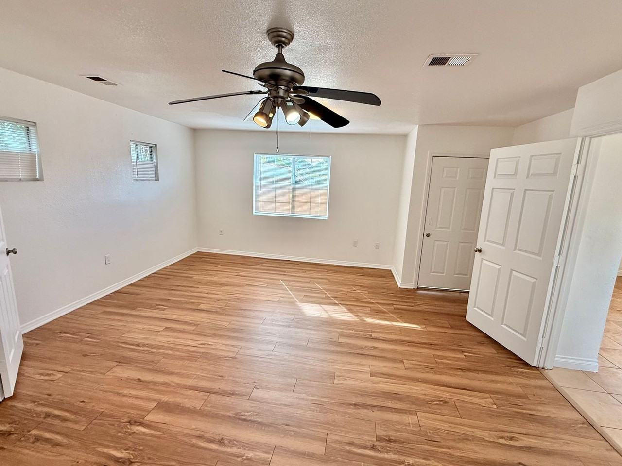 3409 Winlow St - Photo 5 of 27