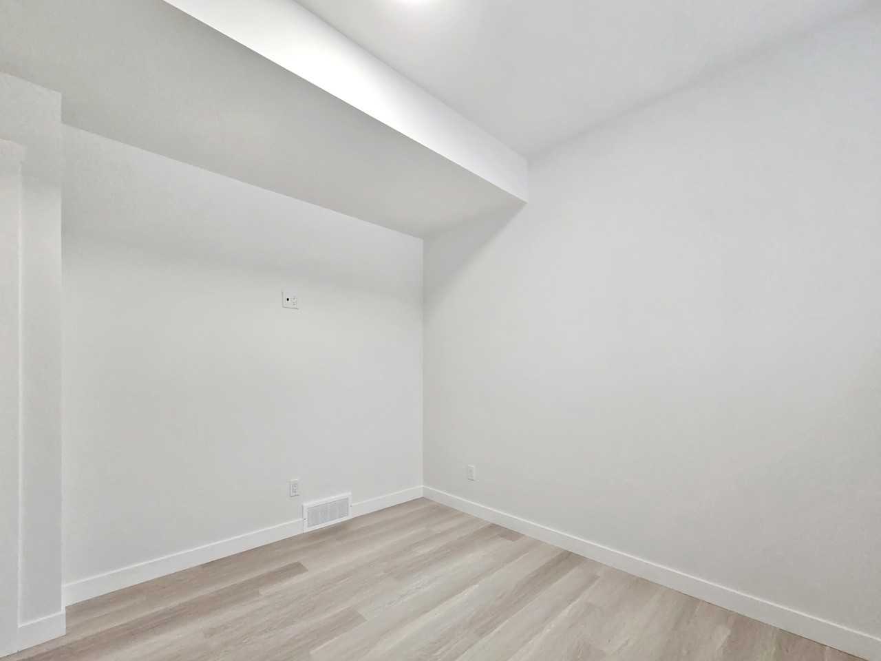 6123 33 Ave Nw - Photo 7 of 22