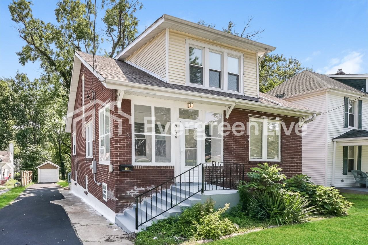 9104 Delphine Ave - Photo 2 of 15