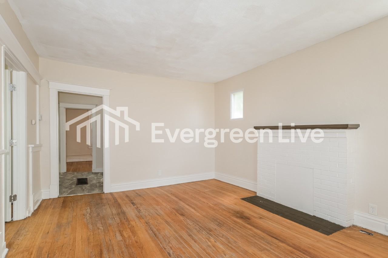 9104 Delphine Ave - Photo 3 of 15