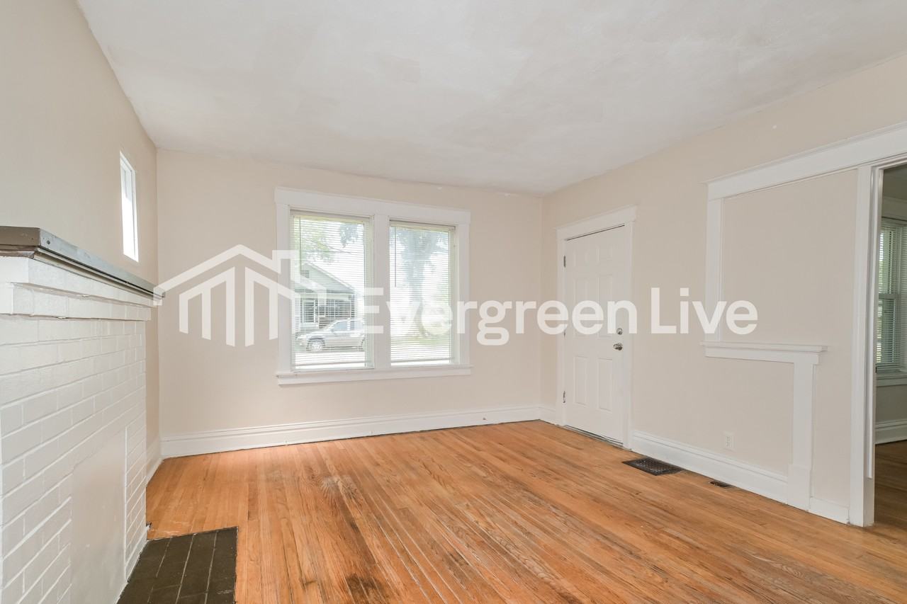 9104 Delphine Ave - Photo 4 of 15