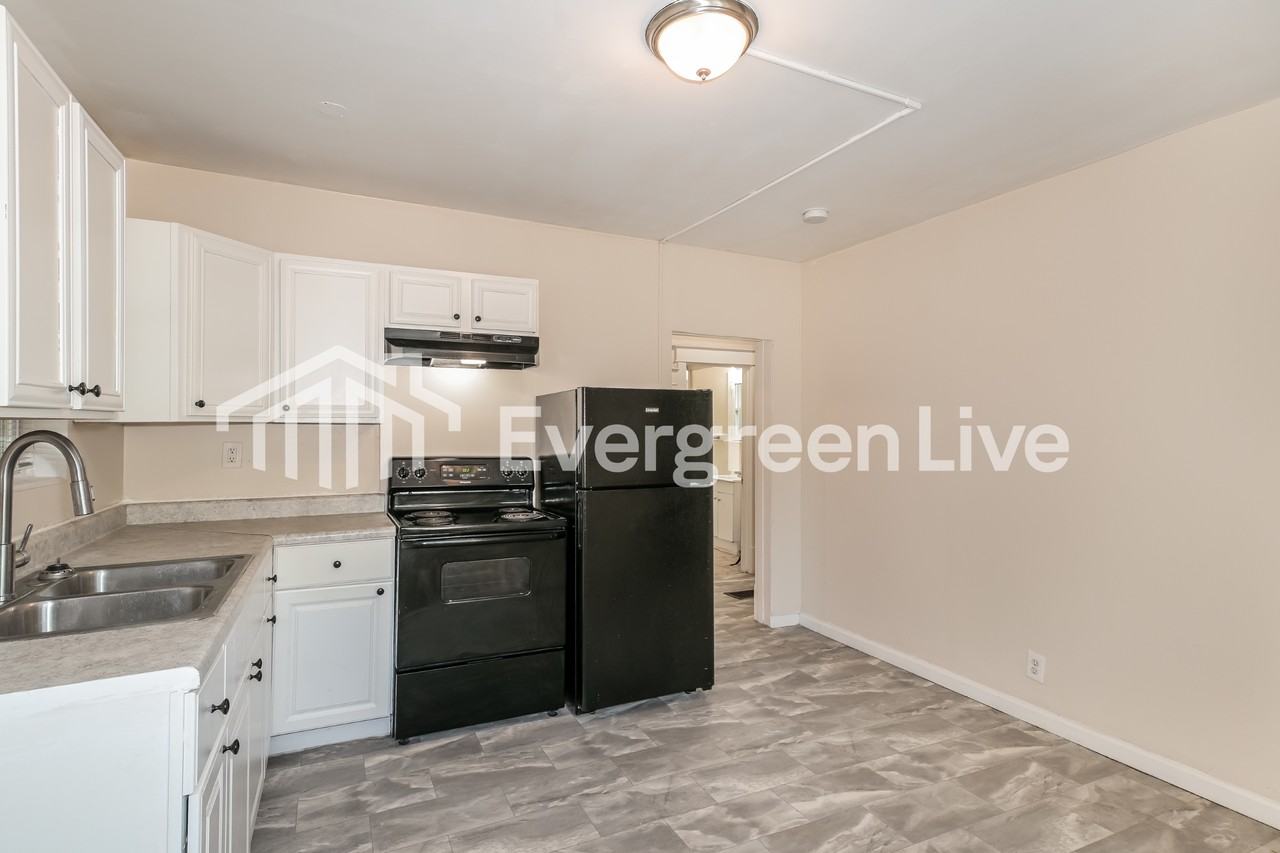 9104 Delphine Ave - Photo 5 of 15