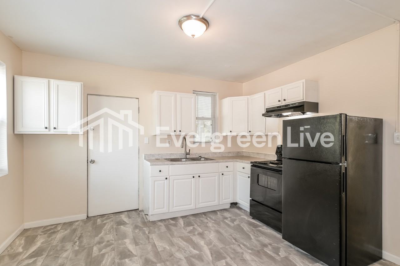 9104 Delphine Ave - Photo 6 of 15