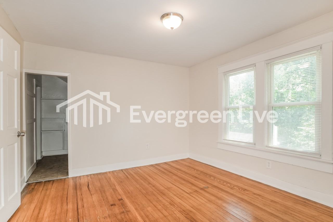 9104 Delphine Ave - Photo 7 of 15