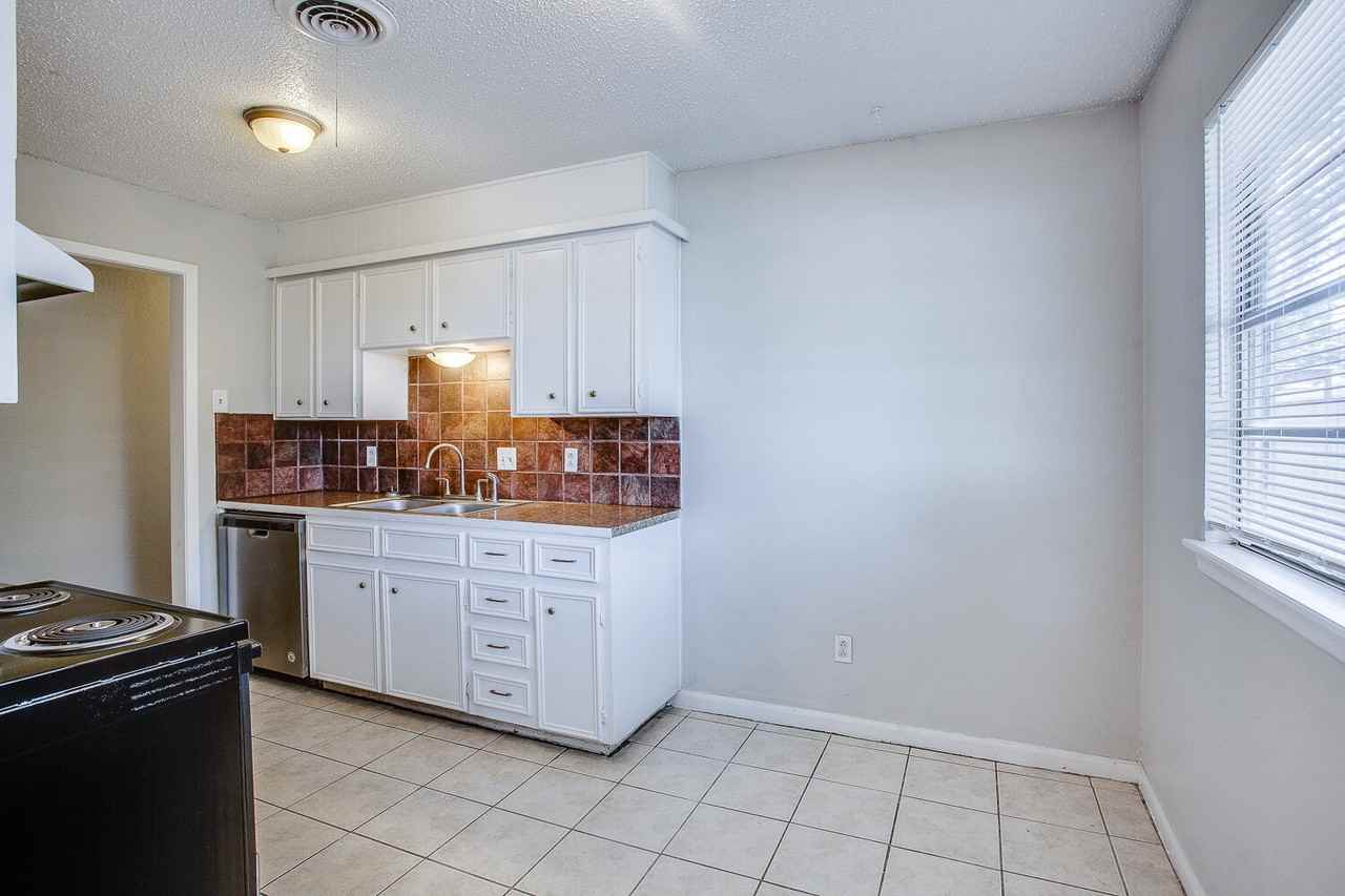 5411 49th St - Photo 5 of 13