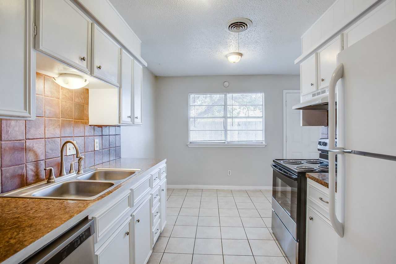 5411 49th St - Photo 7 of 13