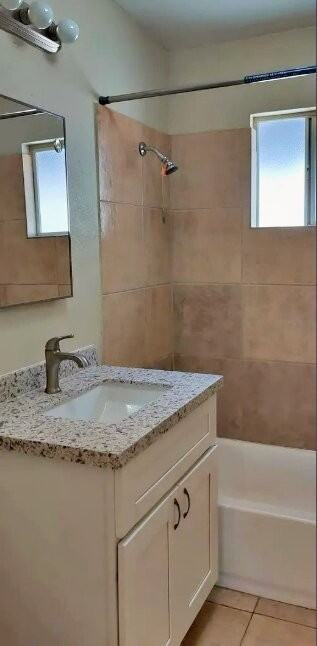 4209-4223.5 Winona Avenue - 4223 - Photo 6 of 12