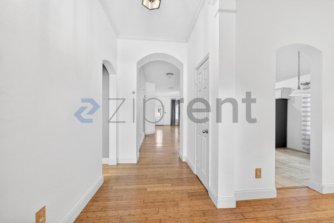 1042 Grimes Dr - Photo 4 of 29