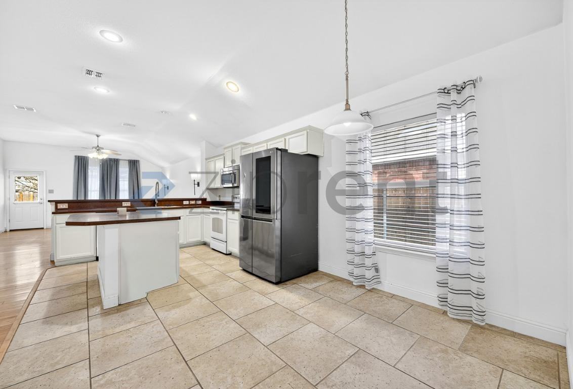 1042 Grimes Dr - Photo 7 of 29