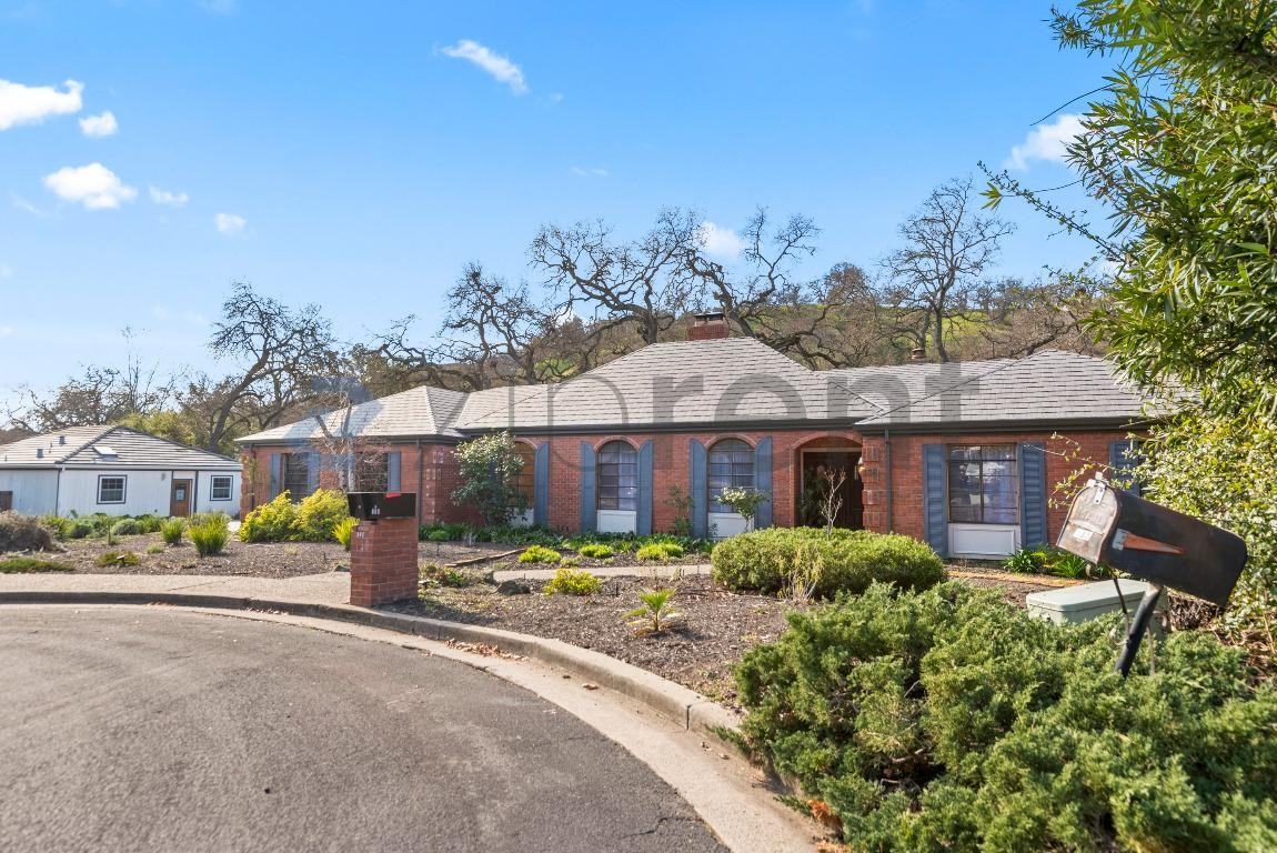 138 Virginia Ct - Photo 2 of 35