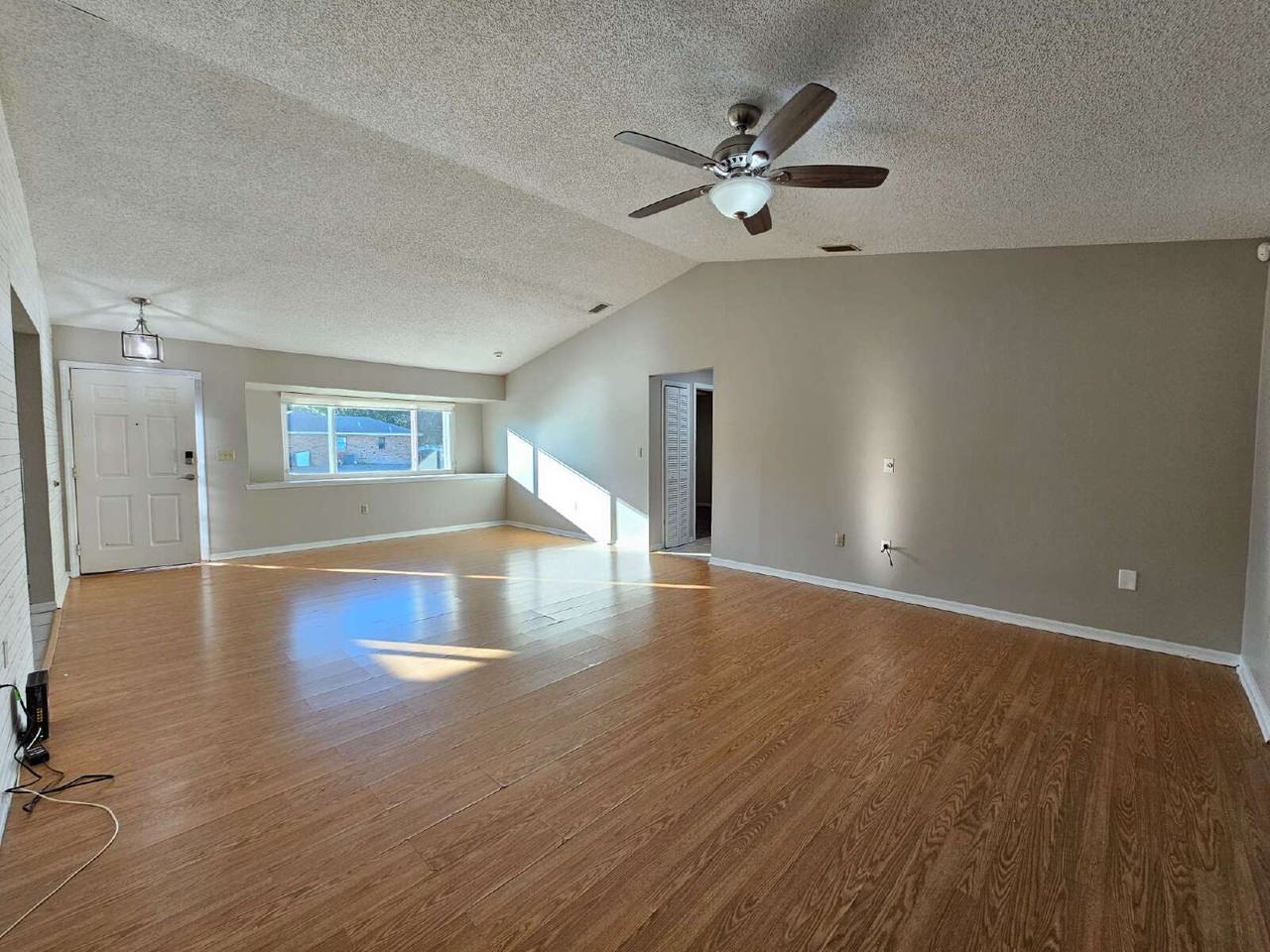 819 Glencove Ave Nw - Photo 2 of 21