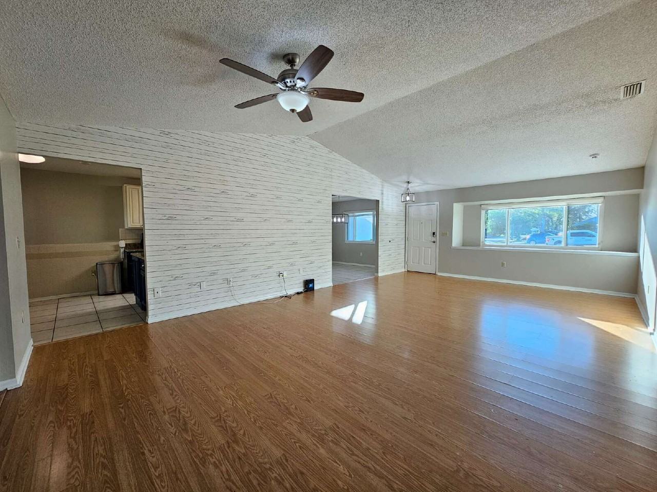 819 Glencove Ave Nw - Photo 4 of 21