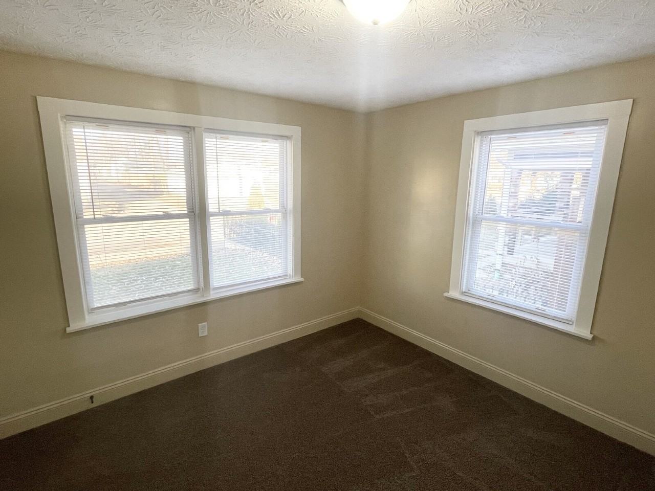 319 S Gray St - Photo 3 of 9