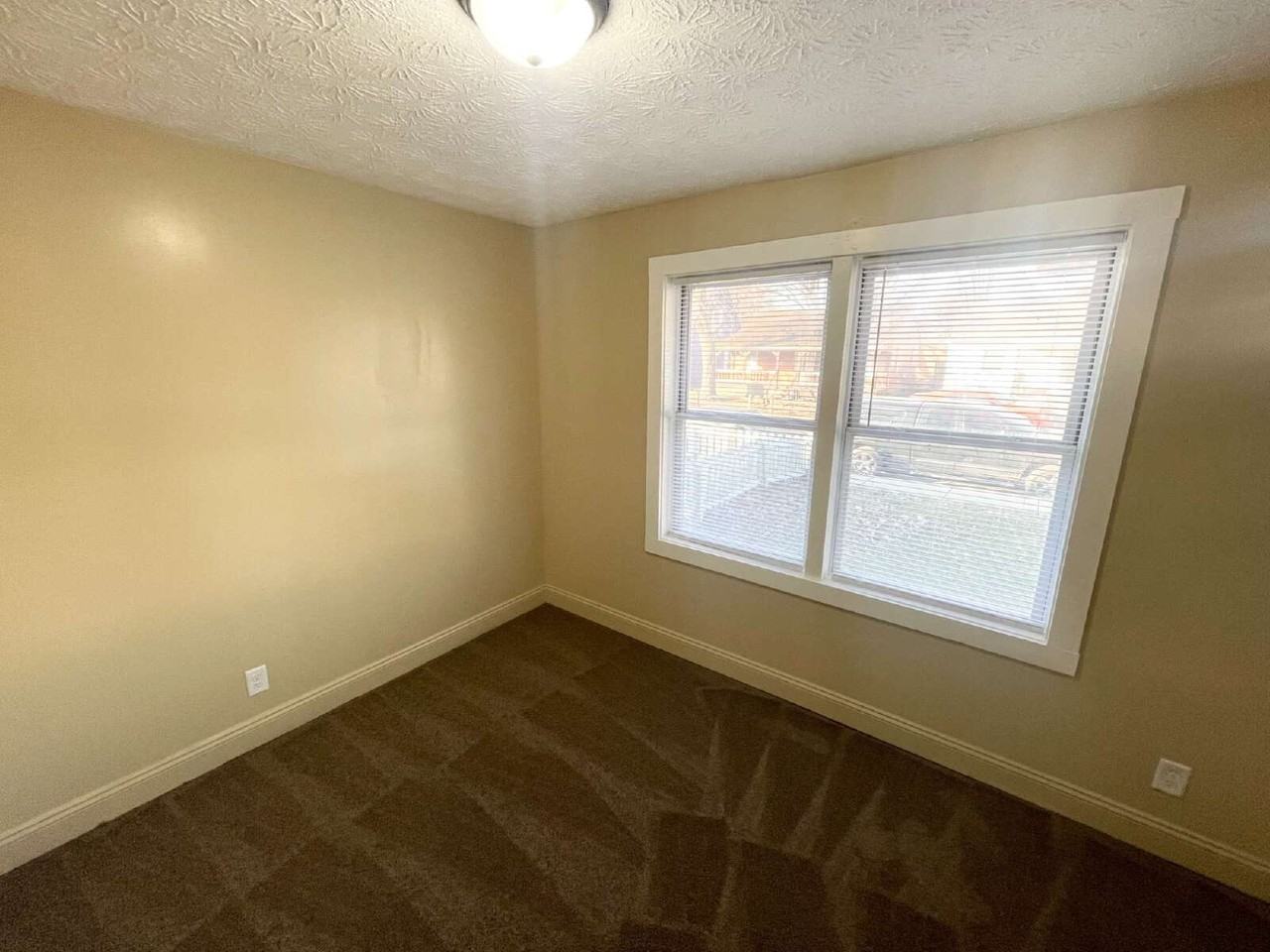 319 S Gray St - Photo 4 of 9