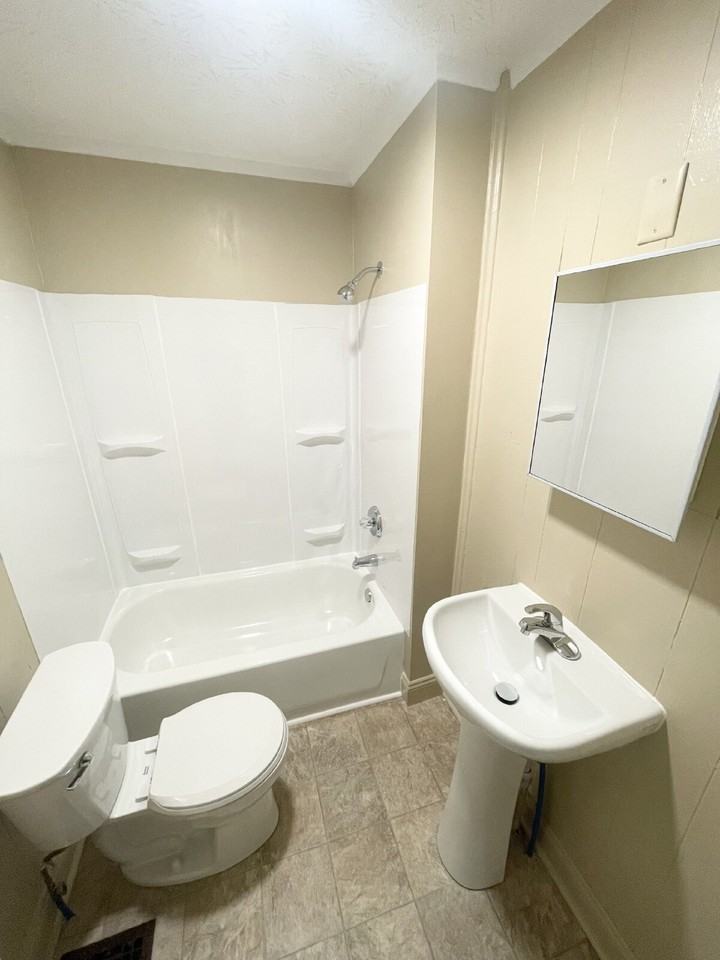 319 S Gray St - Photo 5 of 9