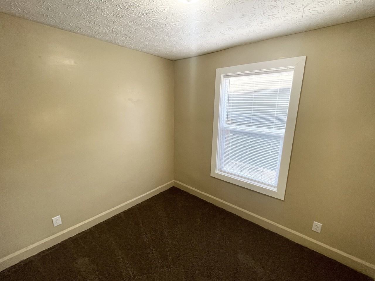 319 S Gray St - Photo 6 of 9