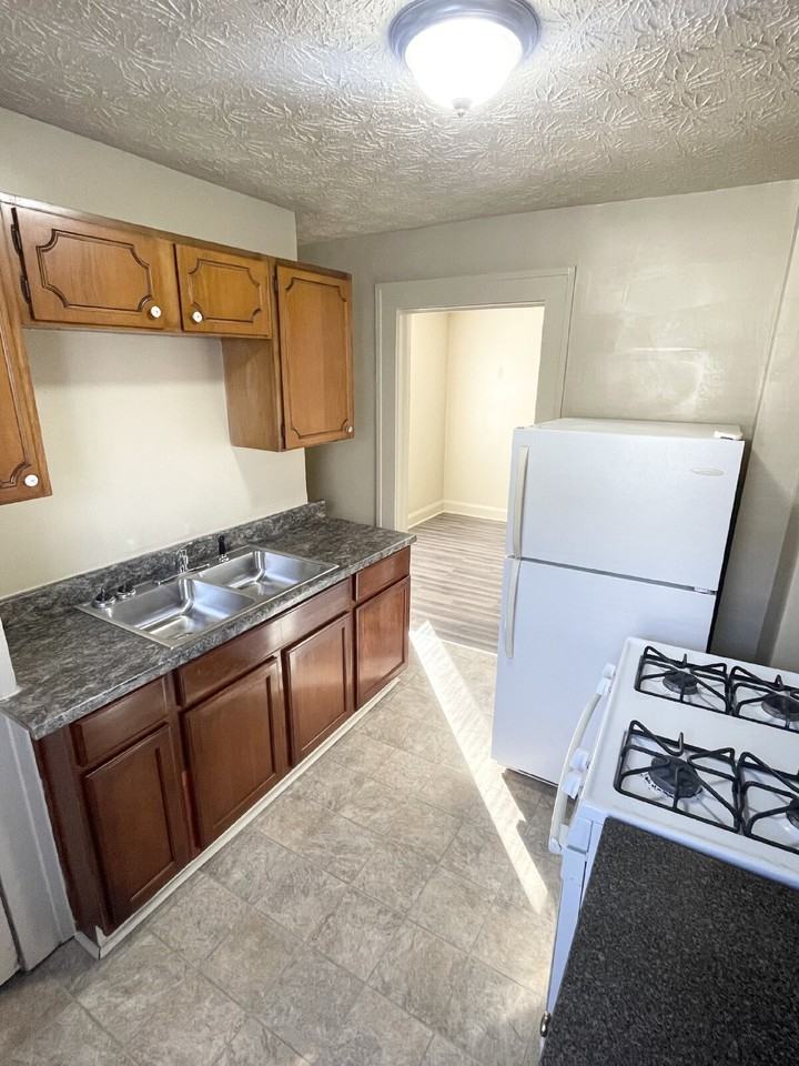 319 S Gray St - Photo 7 of 9