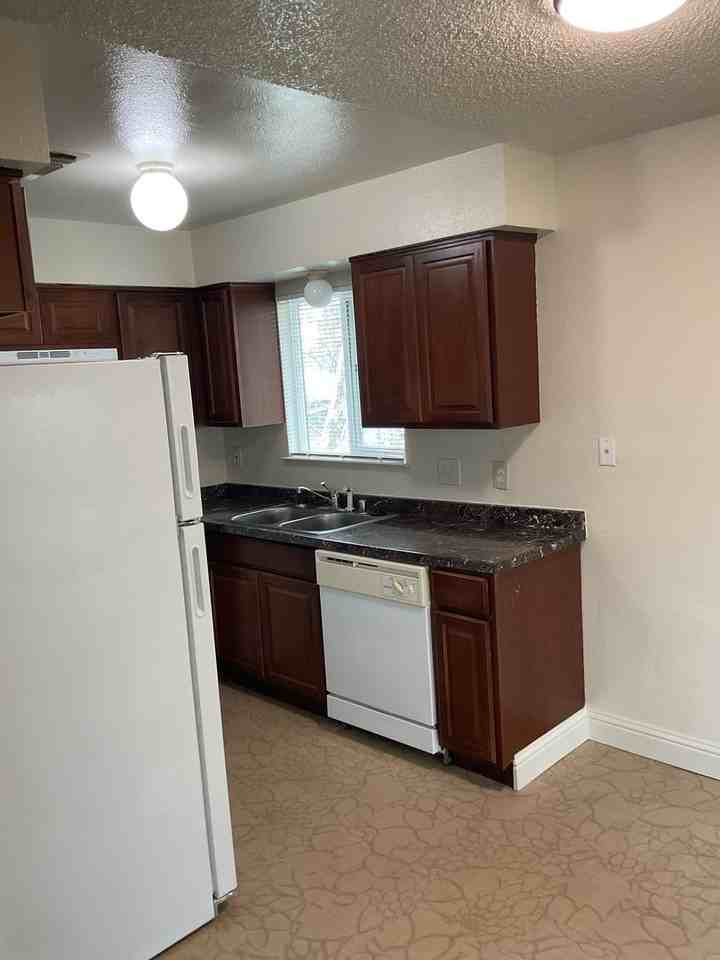 85 Mina Ave - Photo 3 of 13