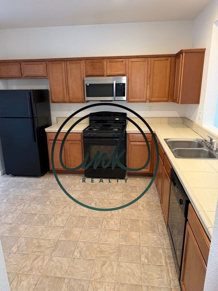 136 Catlin St - Photo 2 of 10