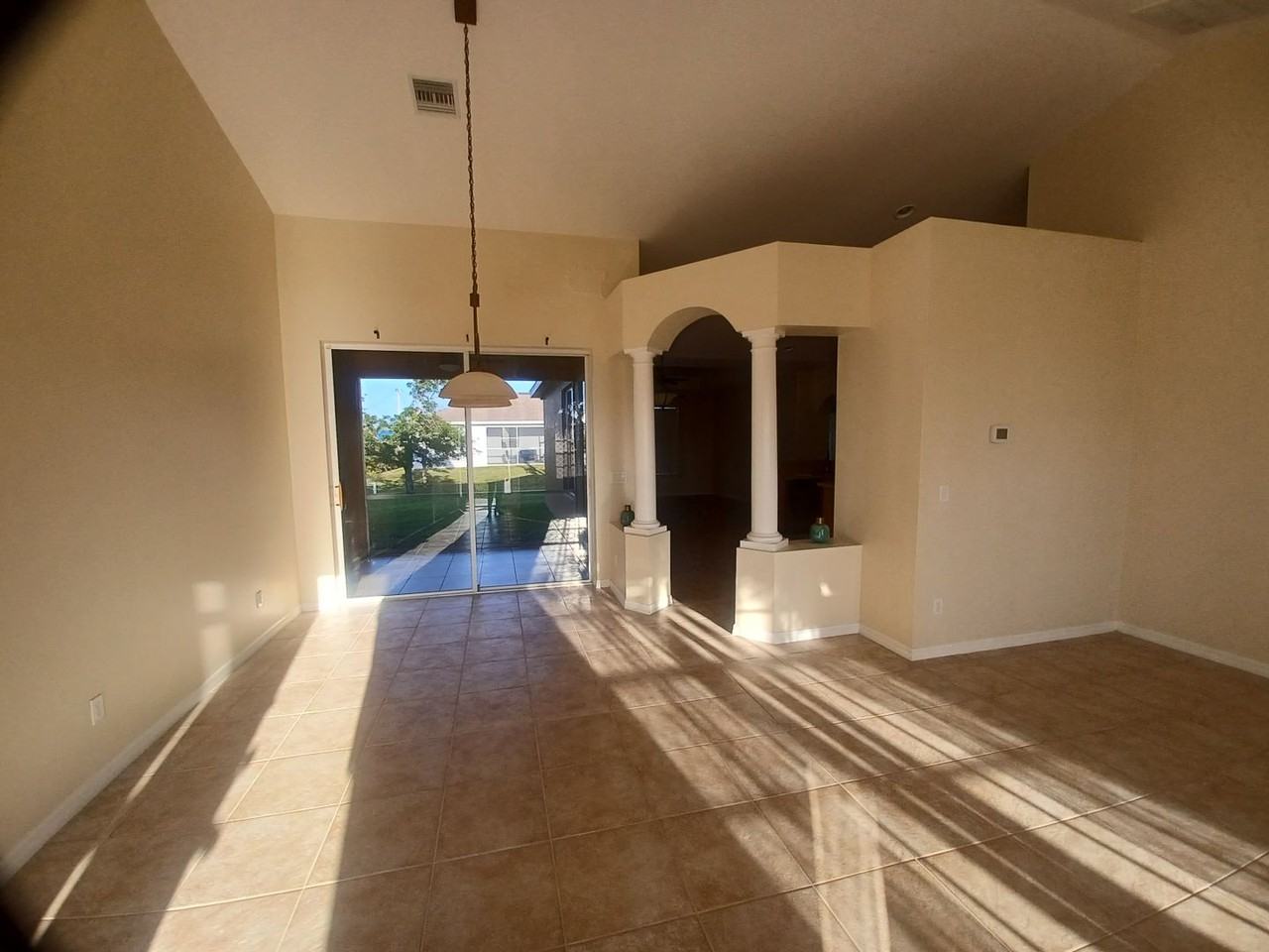 2117 Nw 14th Ter - Photo 4 of 19