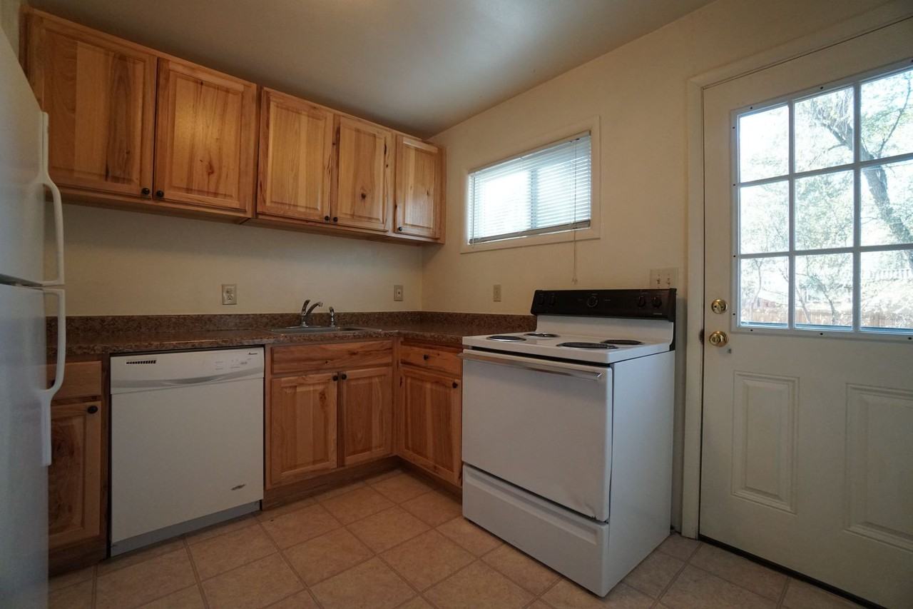 1912 Cascade Ln - Photo 5 of 10