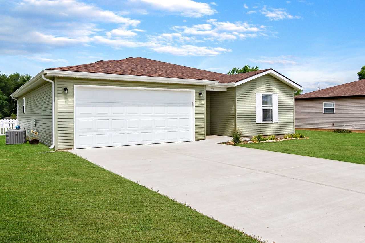 170 Travis St - Photo 2 of 35