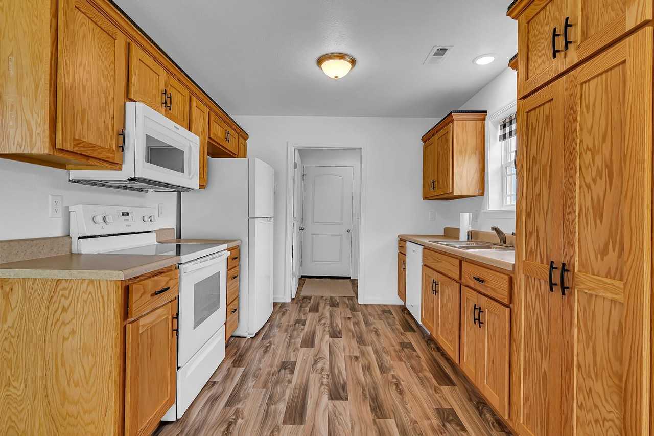 170 Travis St - Photo 3 of 35