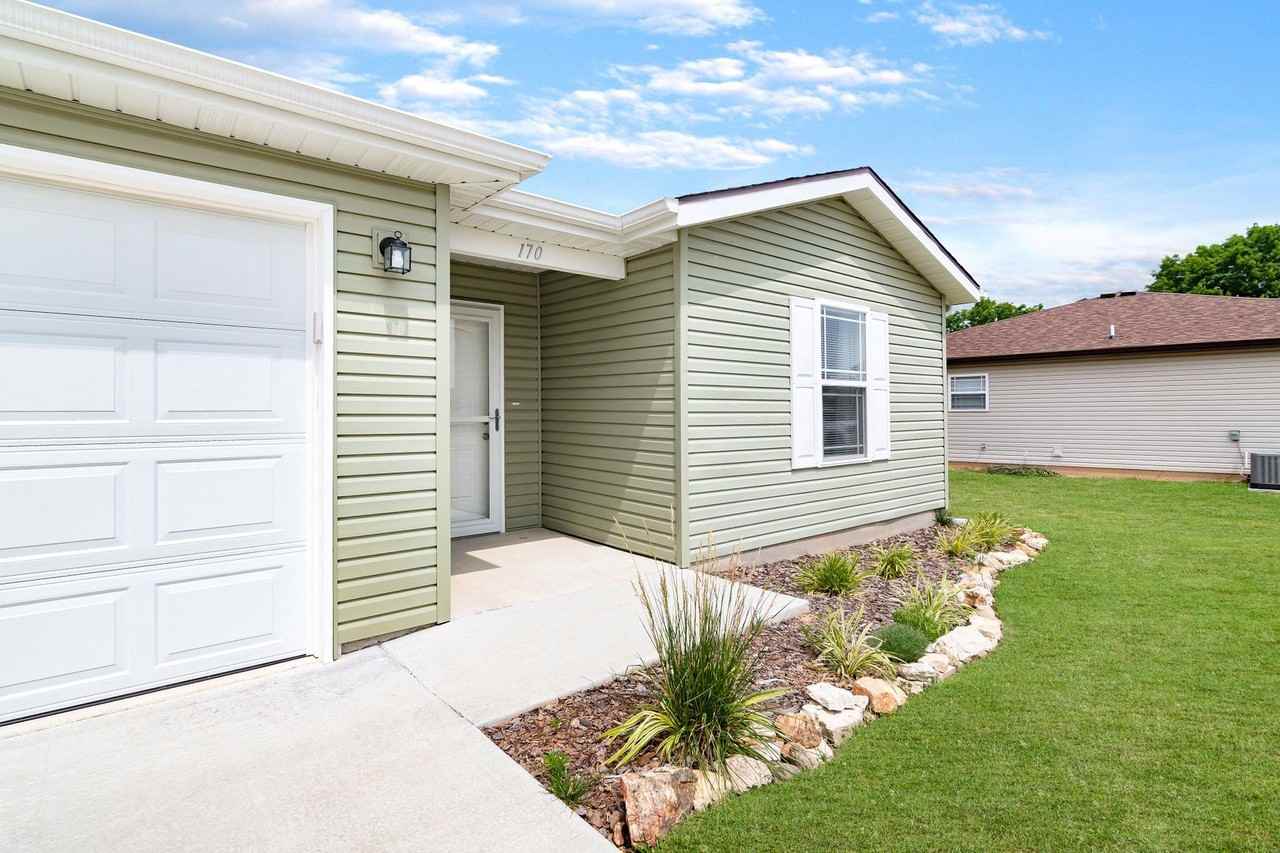 170 Travis St - Photo 4 of 35