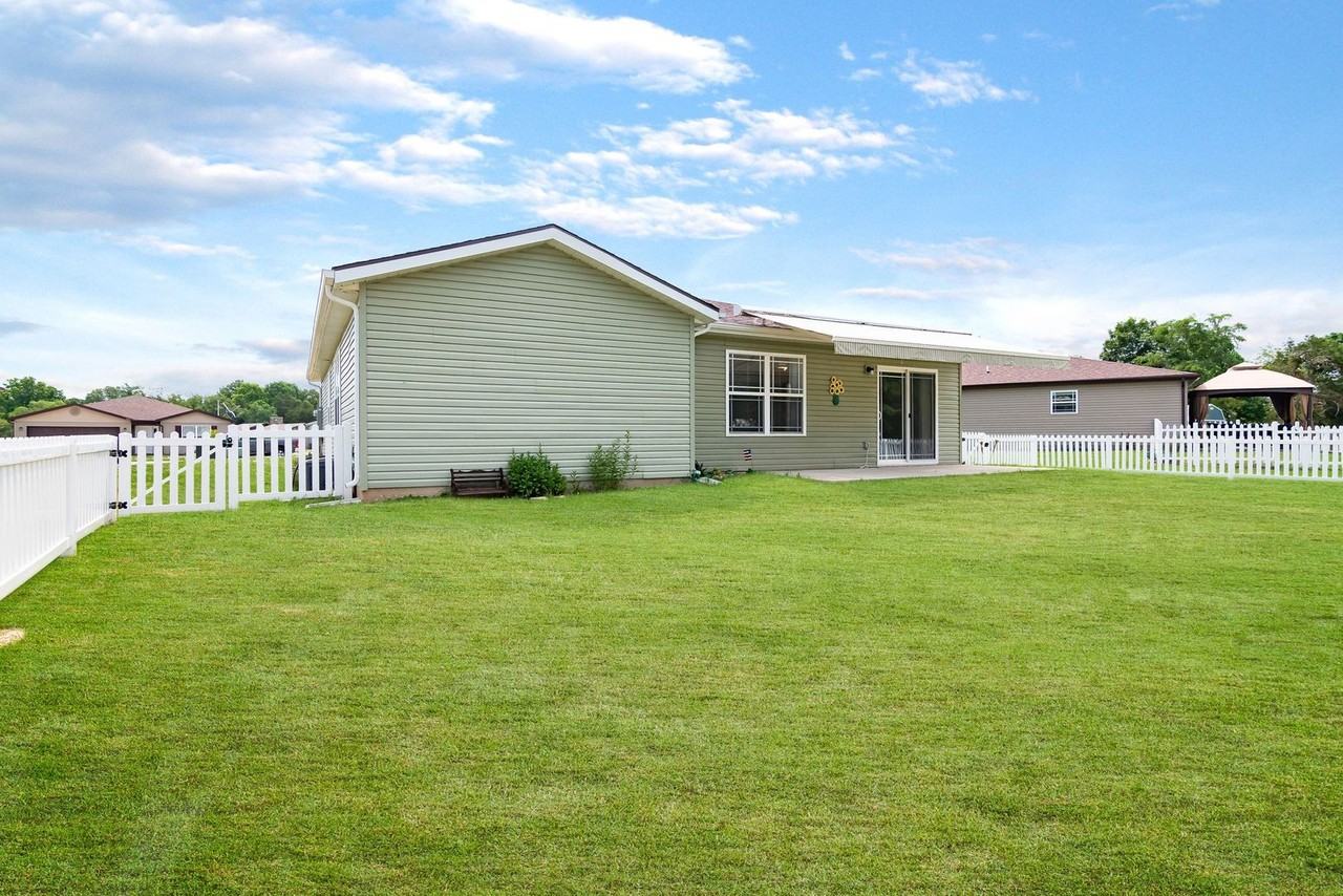 170 Travis St - Photo 6 of 35