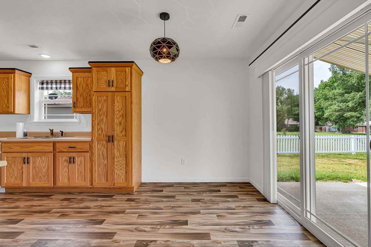 170 Travis St - Photo 6 of 35