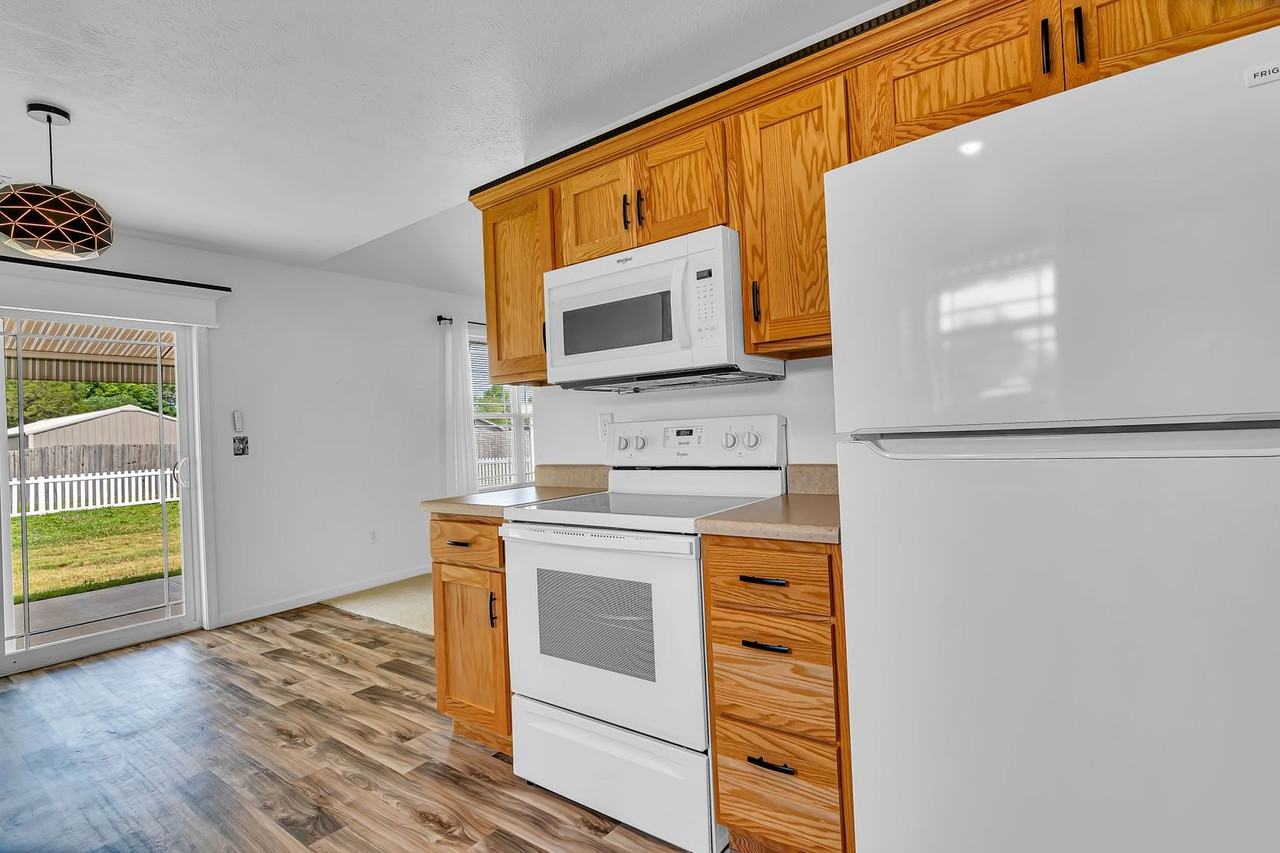 170 Travis St - Photo 7 of 31