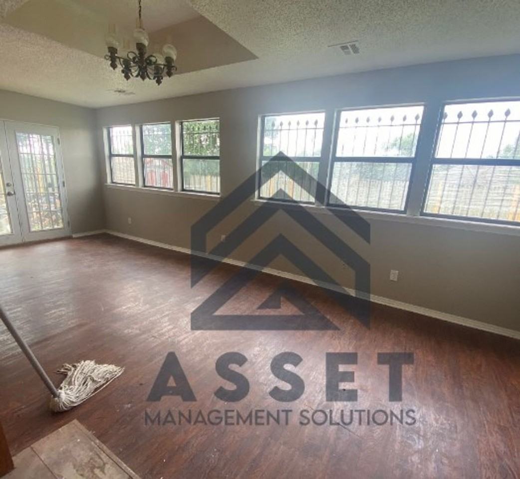 2528 Sw 103rd St - Photo 2 of 14