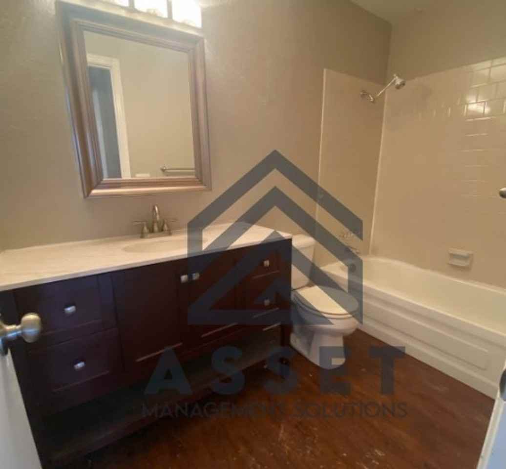 2528 Sw 103rd St - Photo 3 of 14