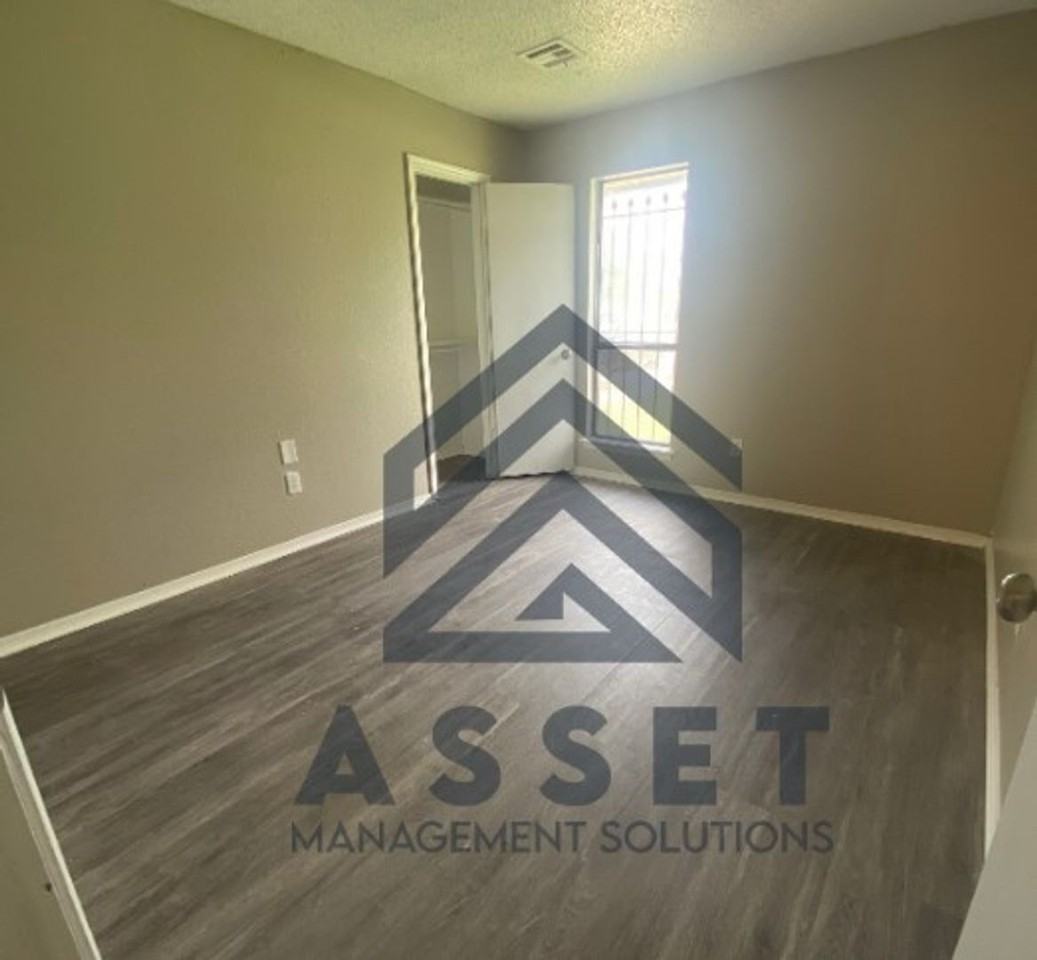 2528 Sw 103rd St - Photo 5 of 14