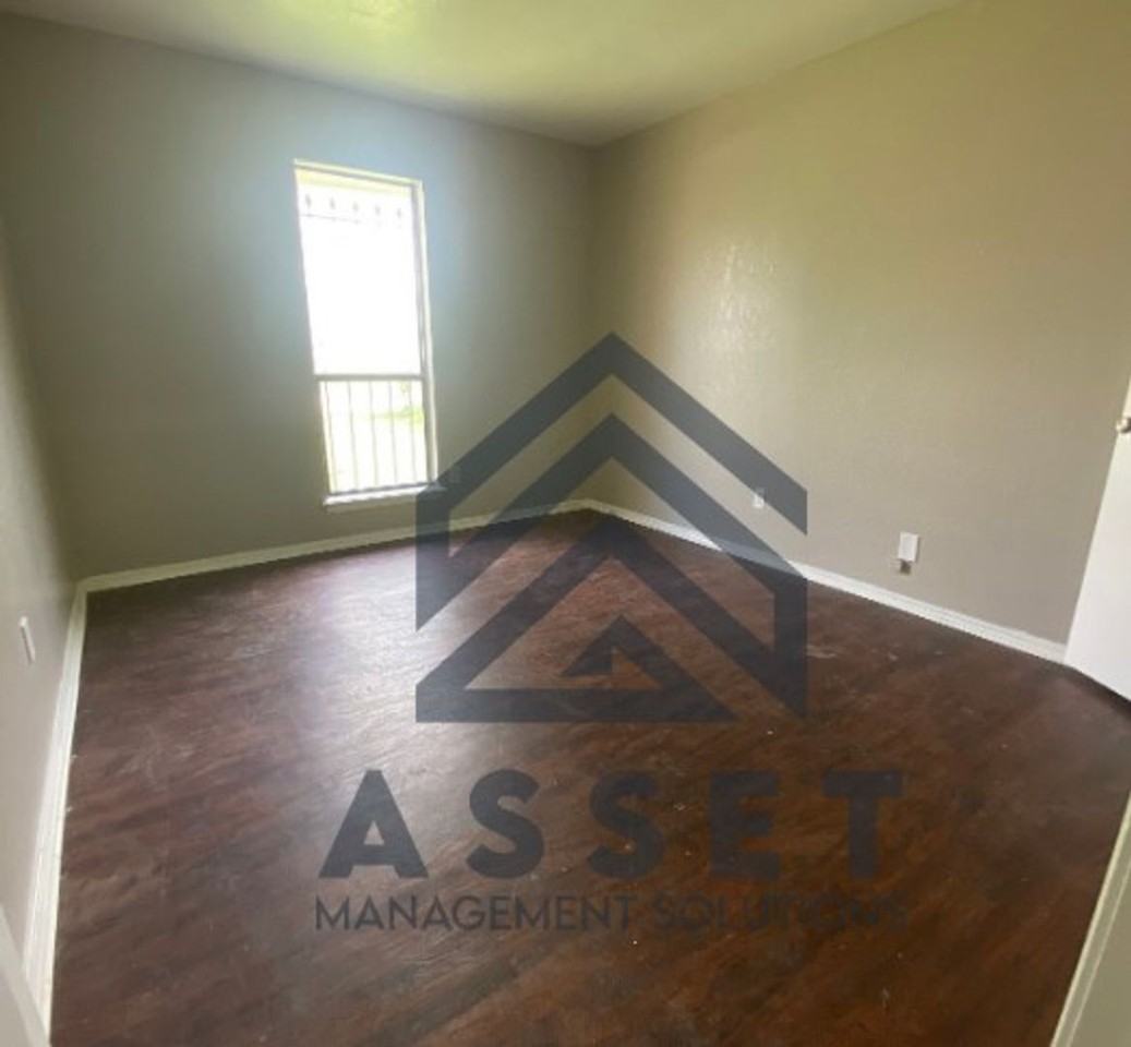 2528 Sw 103rd St - Photo 6 of 14