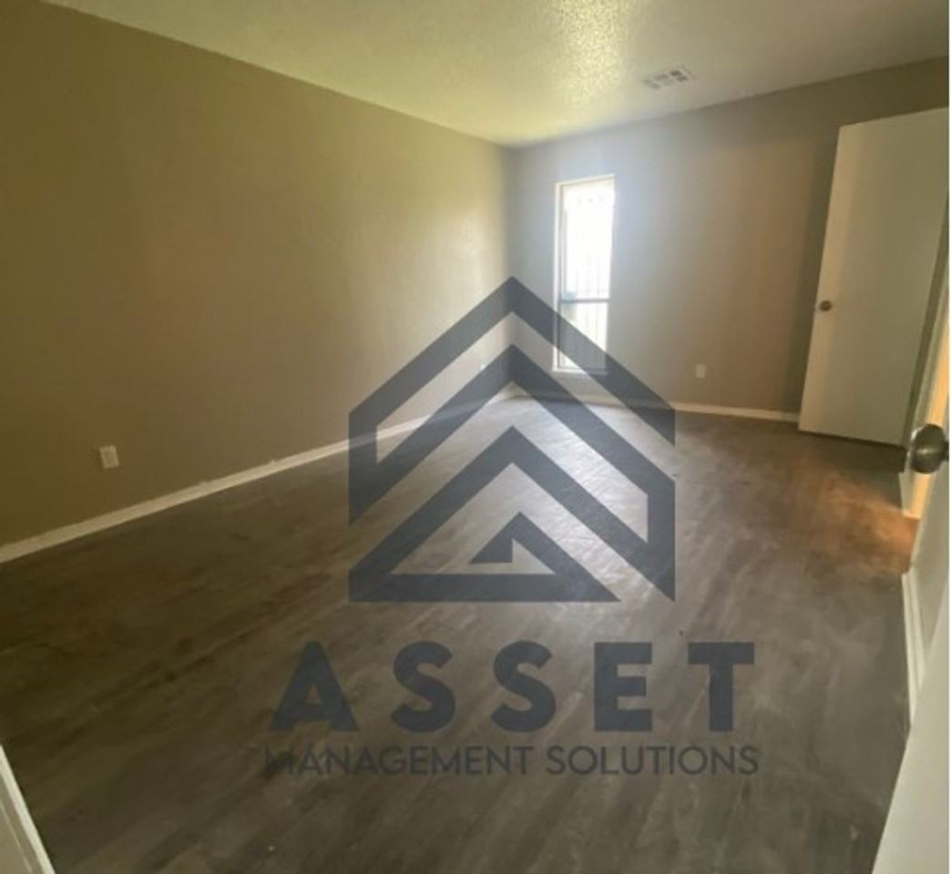 2528 Sw 103rd St - Photo 7 of 14