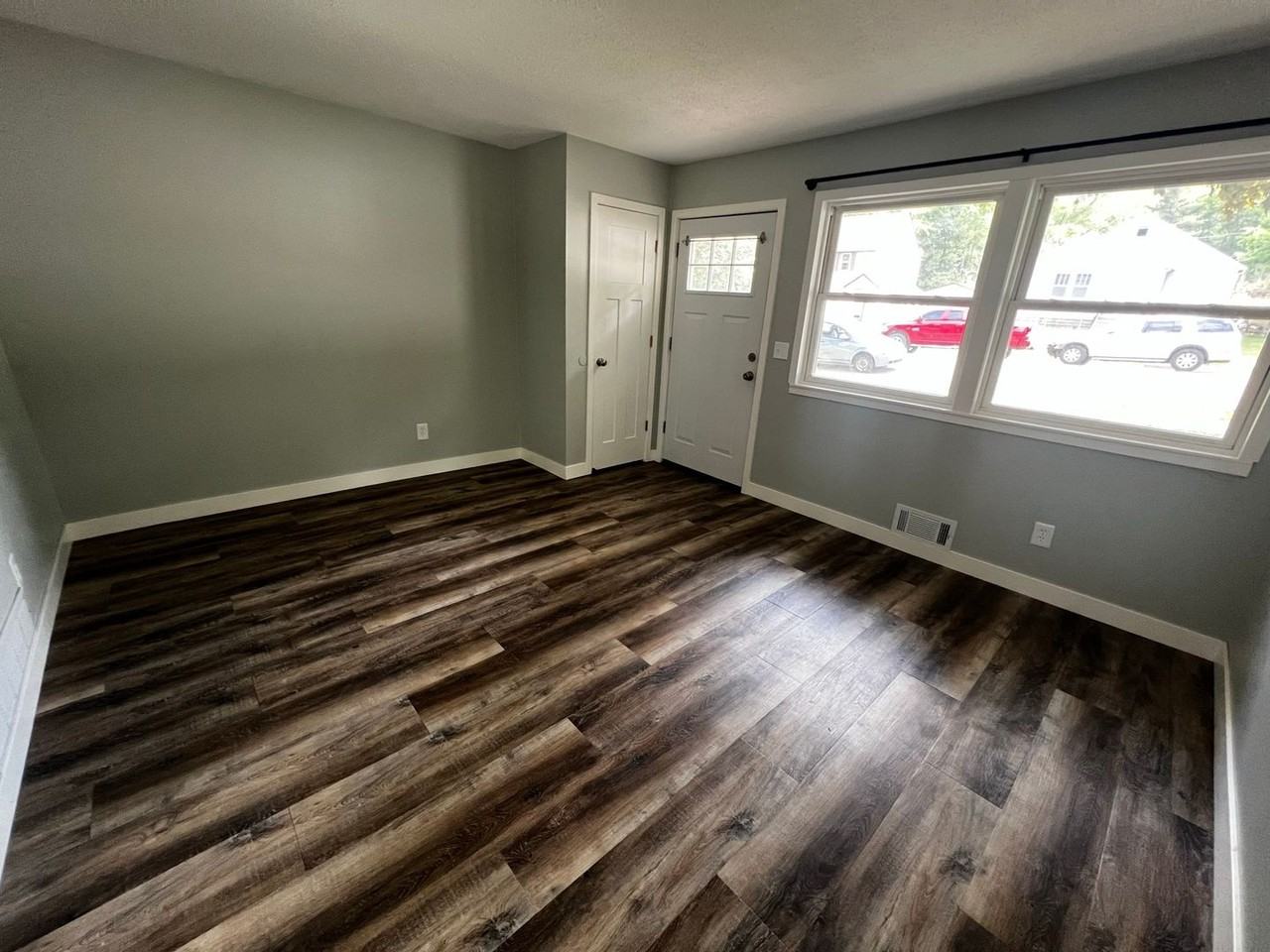 293 Page St E - Photo 7 of 15