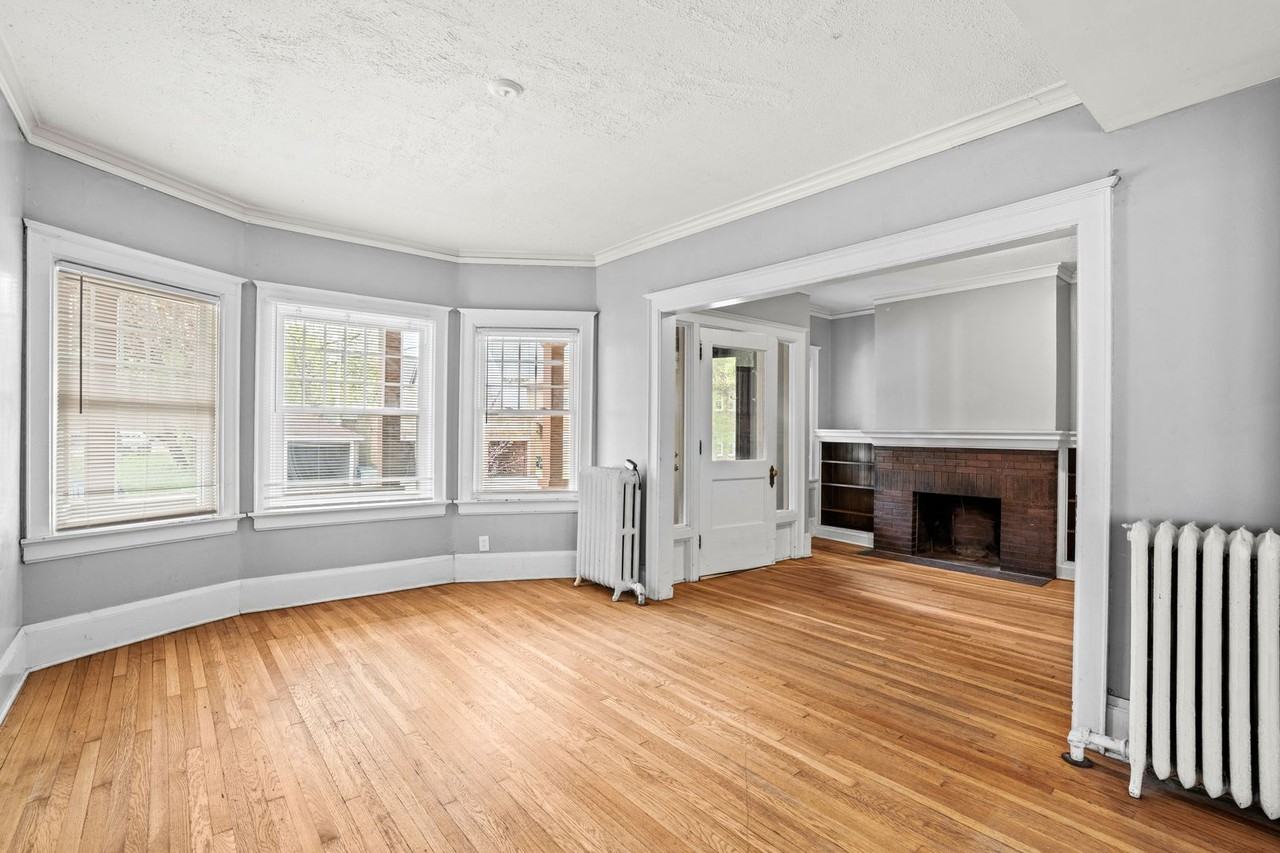 2118 E Linnwood Ave - Photo 2 of 41