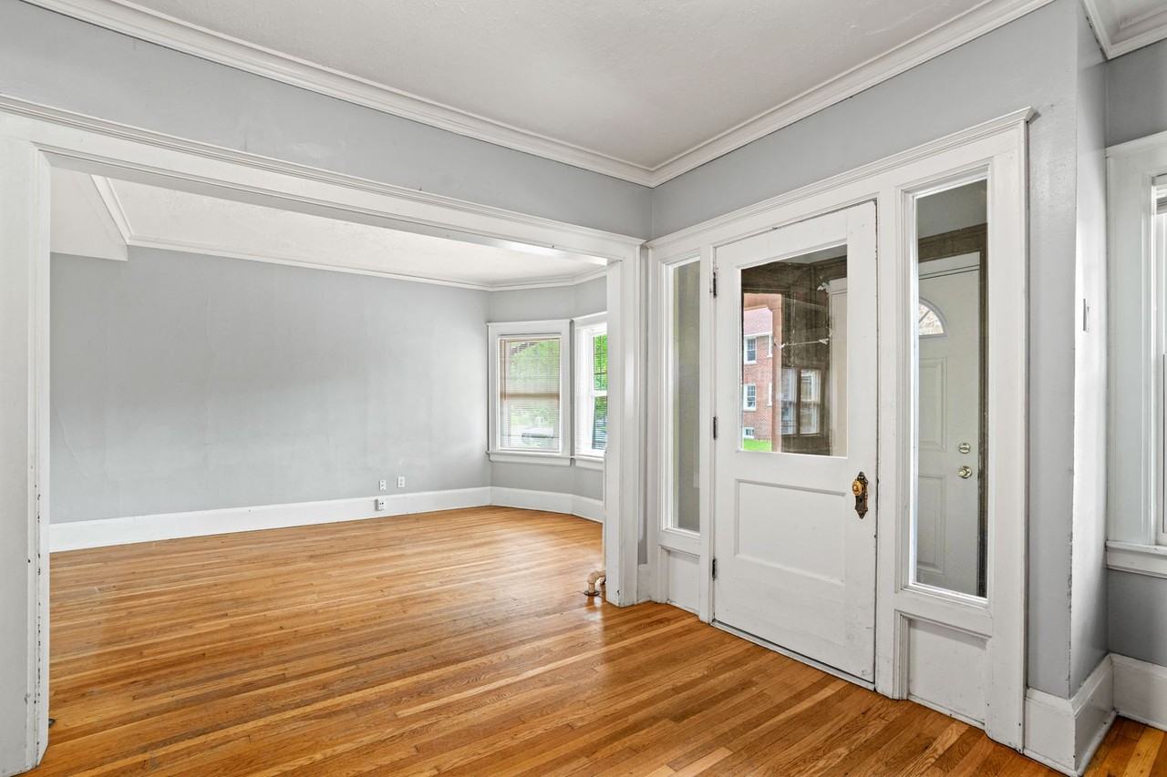 2118 E Linnwood Ave - Photo 3 of 41