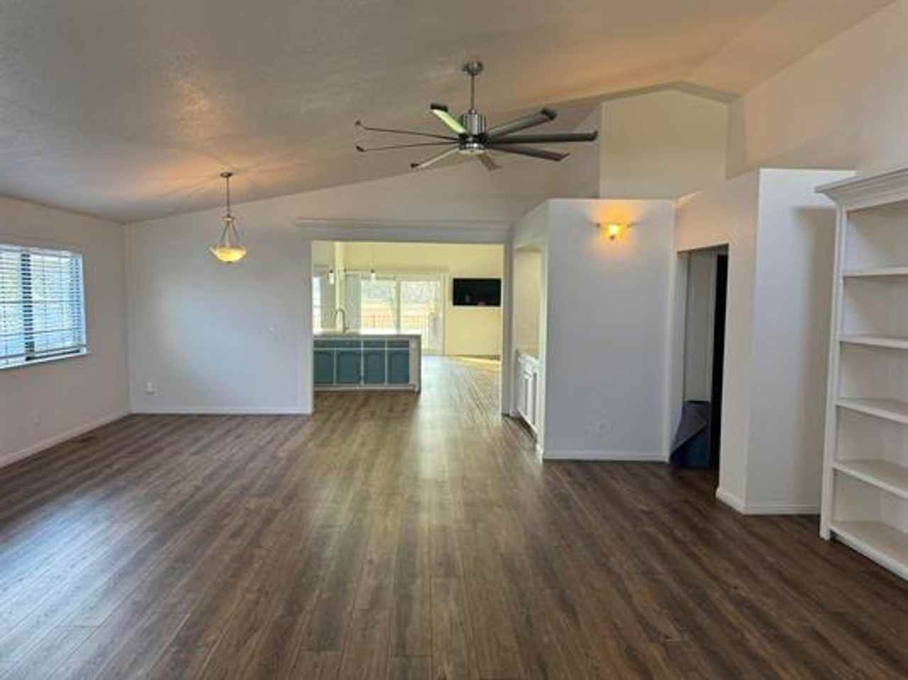 5250 Edgeview Dr - Photo 2 of 12