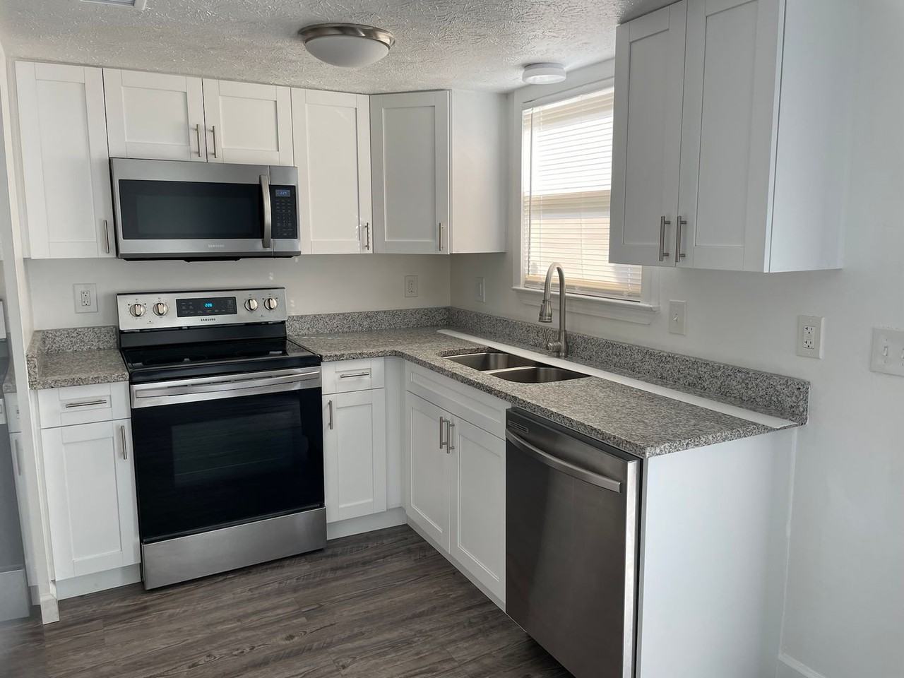 2712 E 17th St - Photo 3 of 18