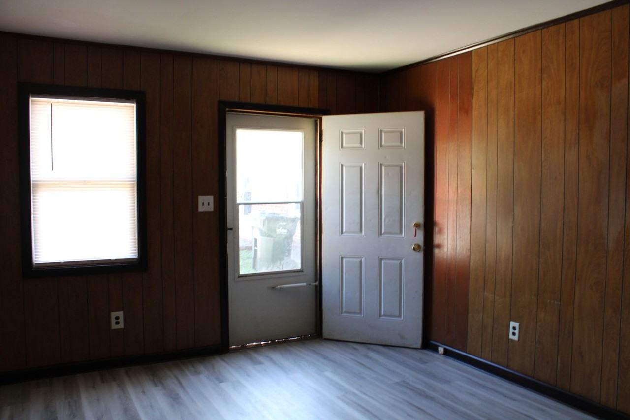 204 Park Ave W Apt D - Photo 3 of 10