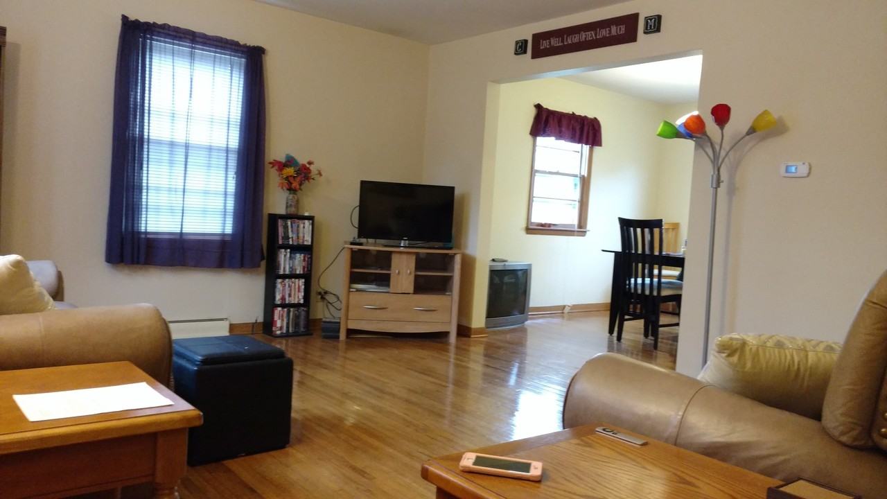 220 Walnut St - Photo 2 of 9