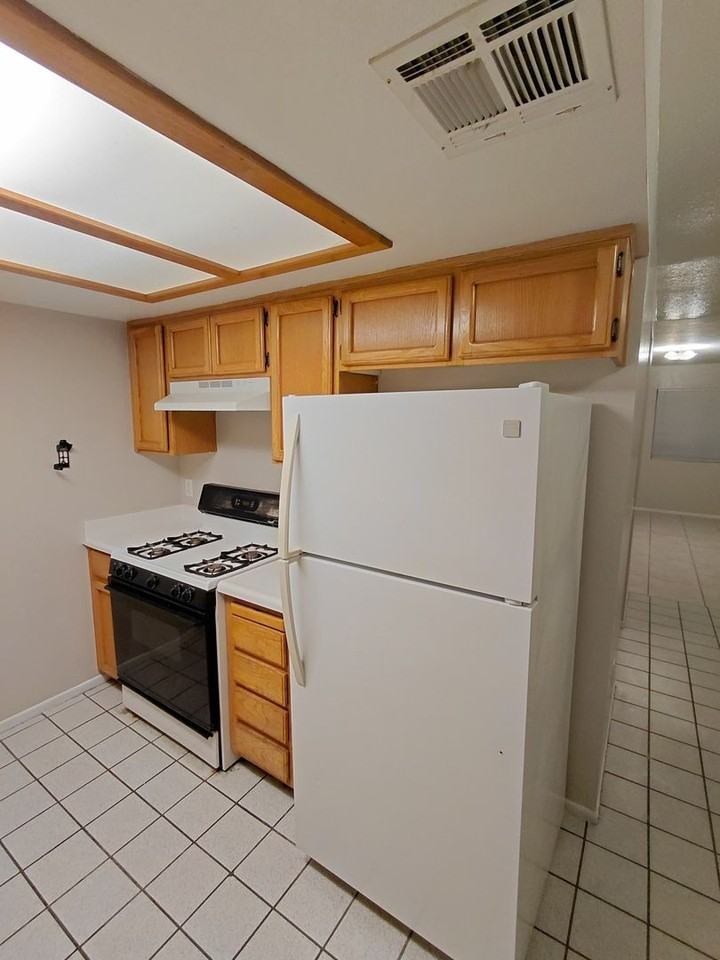 218 218 E St. -B #B - Photo 2 of 14